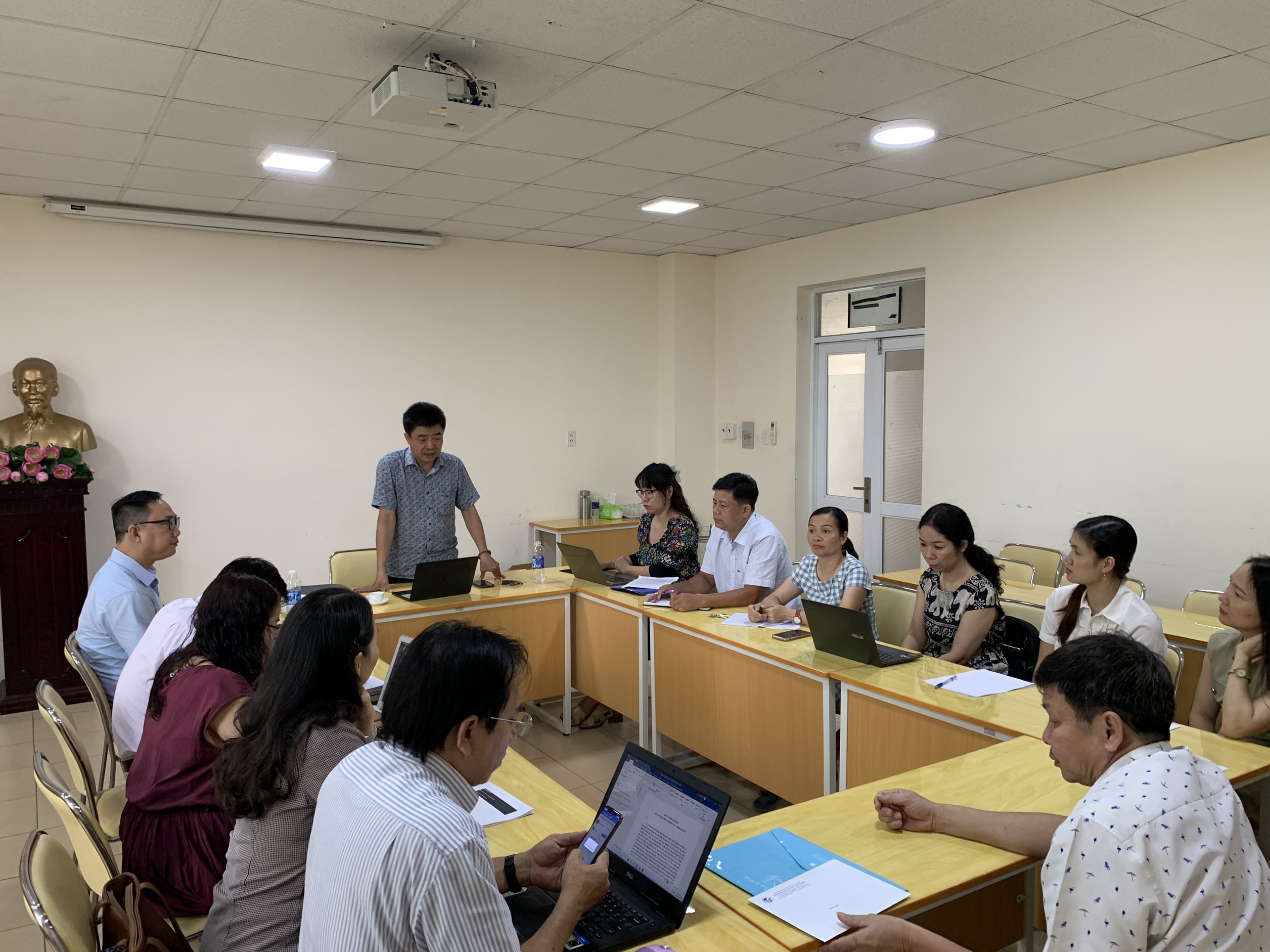 LÃNH ĐẠO TRƯỜNG HỌP VỚI KHOA KIẾN THỨC CƠ BẢN